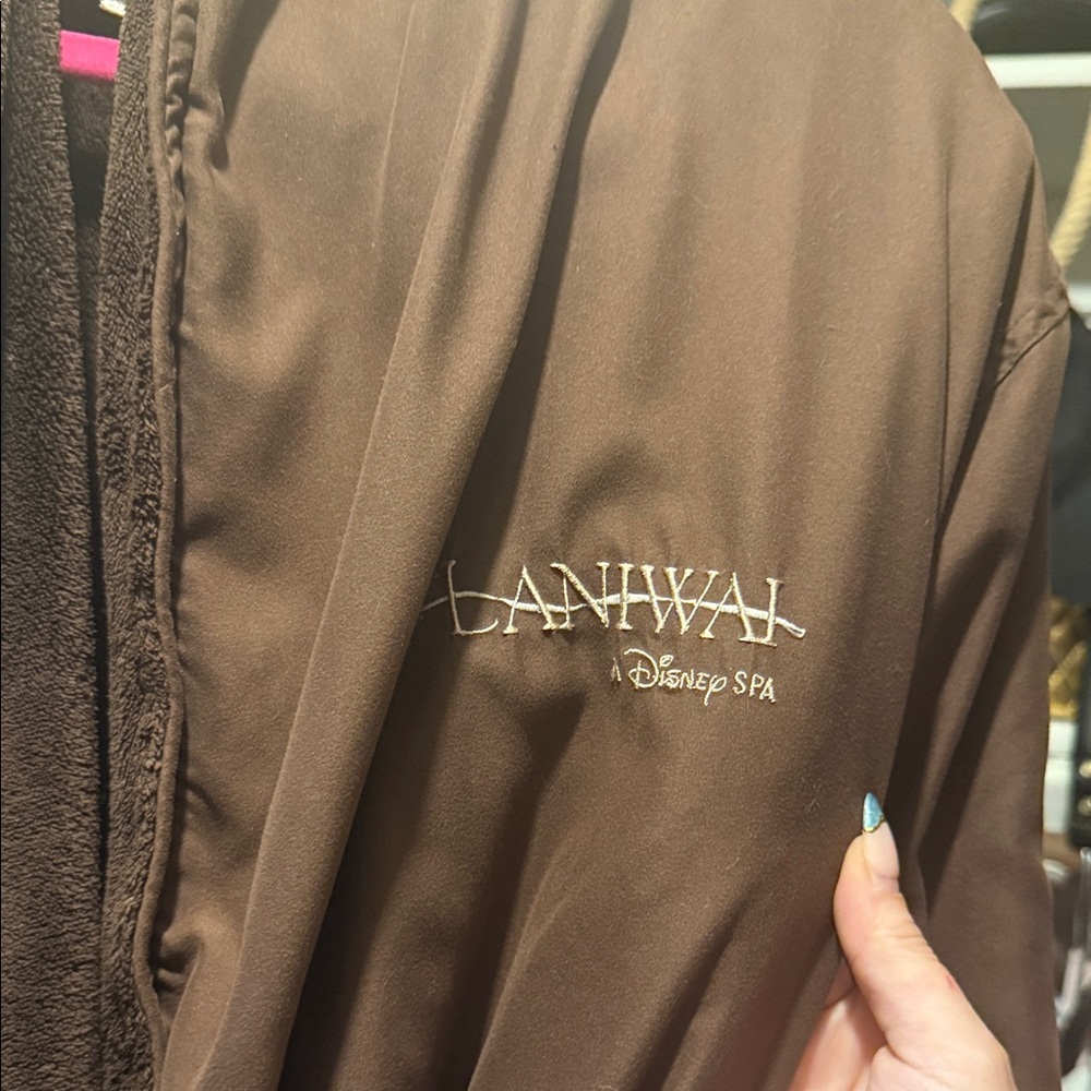 Laniwai A Disney Spa Brown Robe Aulani Resort - Picture 2 of 3